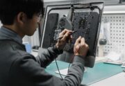 How to Explain a Computer Problem Over the Phone (and Why Some Faults Are Hard to Diagnose Remotely)